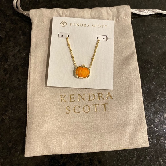 NWT Kendra Scott Pumpkin Gold Short Pendant Necklace in Orange Mother-of-Pearl - Picture 2 of 5